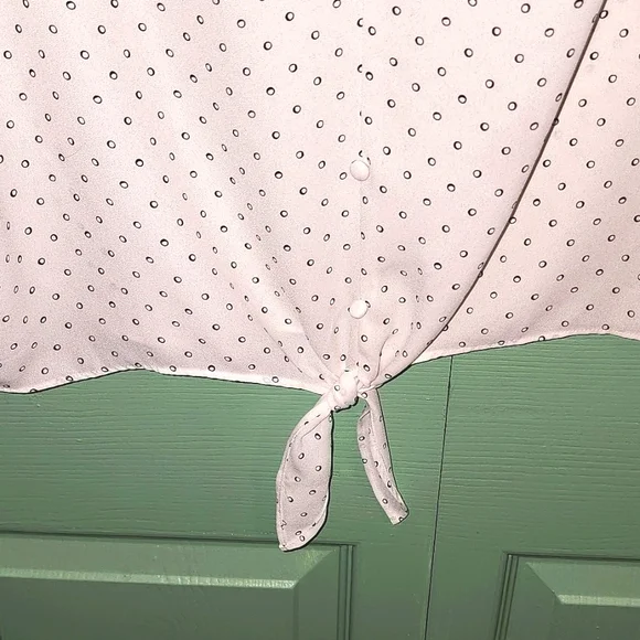 APT 9 Top - Cute Tie Front - Like New - Flutter Sleeves  (Size L) - Picture 4 of 8